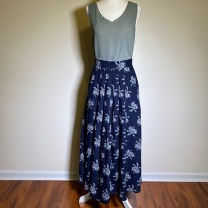 Liz Sport Women's Navy Blue White Floral Size 0 Maxi Skirt w/ pockets & pleats